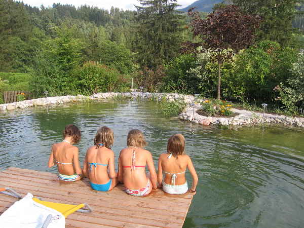 Schwimmteich mit Kindern im Garten